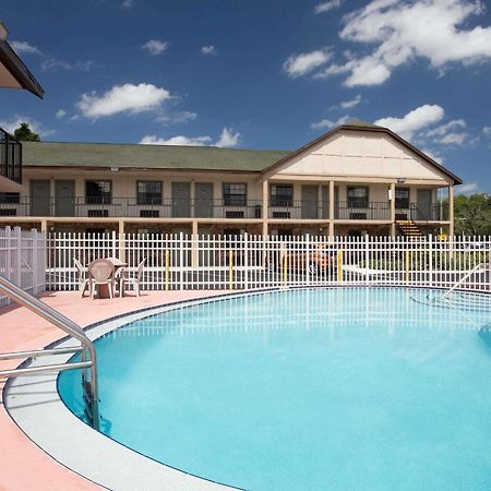 Americana Inn & Suites Lake Magdalene Exterior photo