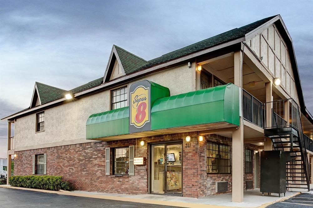 Americana Inn & Suites Lake Magdalene Exterior photo