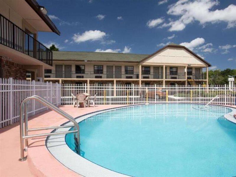 Americana Inn & Suites Lake Magdalene Exterior photo