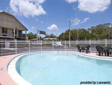 Americana Inn & Suites Lake Magdalene Exterior photo