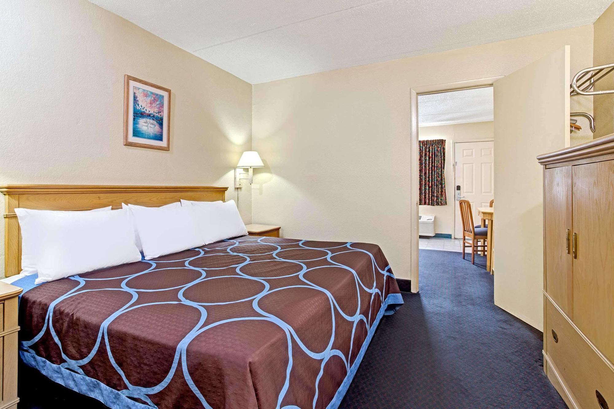 Americana Inn & Suites Lake Magdalene Exterior photo